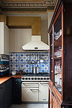 蓝色,白色,墙壁,砖瓦,燃气灶,油烟机,老,木质,厨房,新古典,粉饰灰泥,天花板