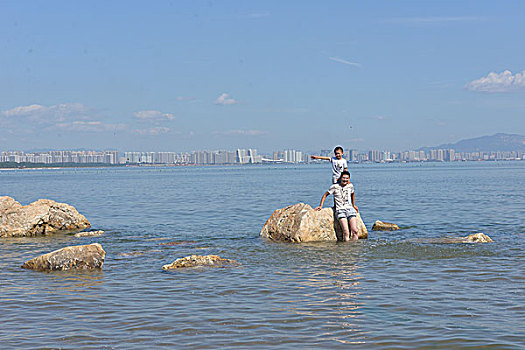 海边父子玩水捡贝壳玩水的快乐少年