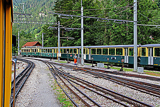 瑞士通向少女峰的火车和铁轨