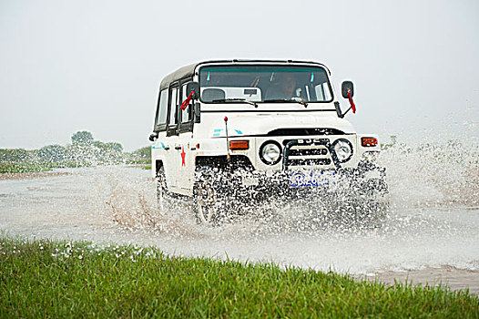 涉水的越野车