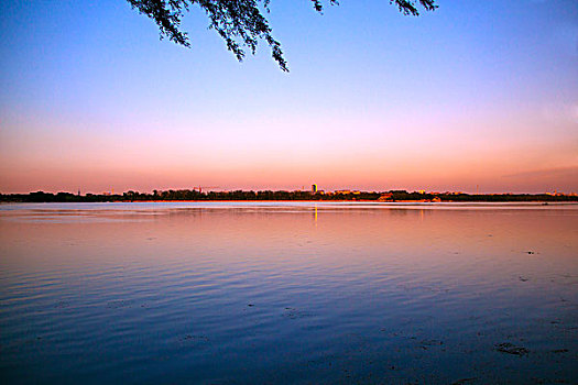 颐和园的昆明湖的傍晚