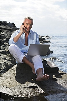 男人,坐,石头,电脑,手机,海上