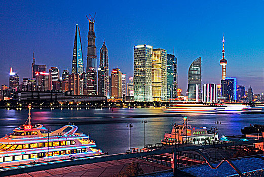 从上海北外滩游轮码头眺望浦东陆家嘴