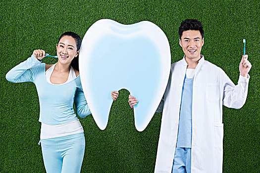 草地男医生和患者分享牙齿健康知识