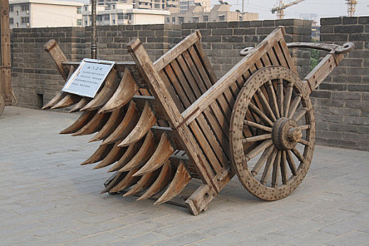 陕西西安城墙上的古代兵器