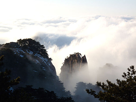 中国安徽黄山风景区,冬日雪后奇峰怪石林立,云雾飘渺宛若仙境