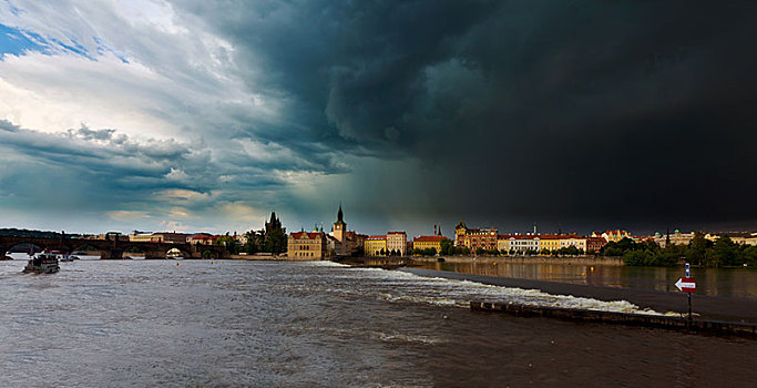 伏尔塔瓦河,雷暴,雨,布拉格,捷克共和国,欧洲