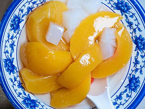 餐盘里的糖水黄桃椰果