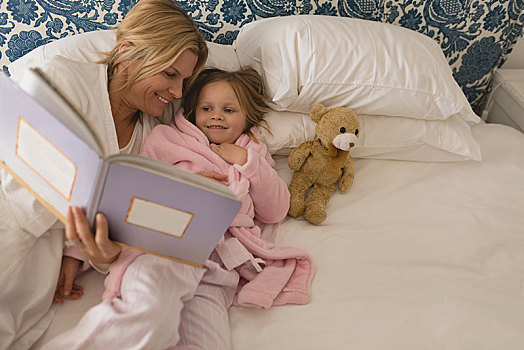 母亲,女儿,读,故事书,卧室