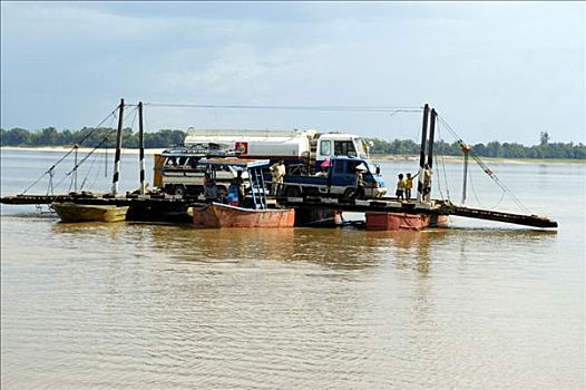 建造,渡轮,燃料,卡车,上方,湄公河,老挝