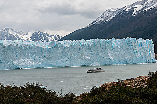 游船,靠近,莫雷诺冰川,阿根廷湖,洛斯格拉希亚雷斯国家公园,圣克鲁斯省,巴塔哥尼亚,阿根廷