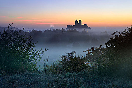 城堡,山,教区教堂,红色天空,雾,世界遗产,靠近,奎德琳堡,萨克森安哈尔特,德国