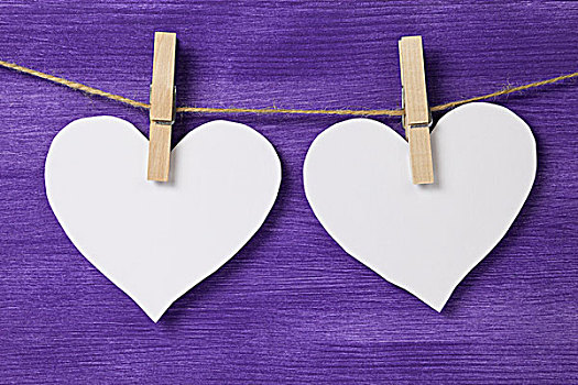 两个,纸,心形,悬挂,绳索,紫色,木质背景