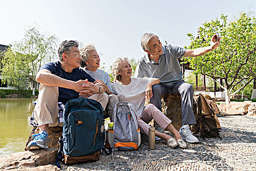 老年夫妻旅游自拍