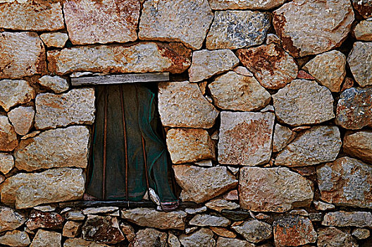 窗户,石头,石墙,花岗岩,铁窗,纱窗,围墙,石材