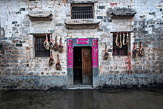安徽黟县宏村墙头上挂满百姓腌制的腊肉火腿