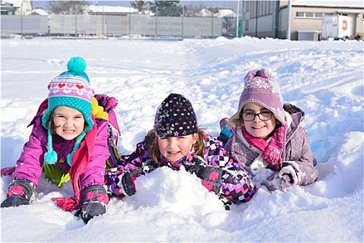 三个女孩,玩雪