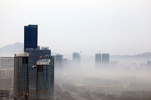 山东省日照市,云雾缭绕笼罩城市建筑犹如仙境