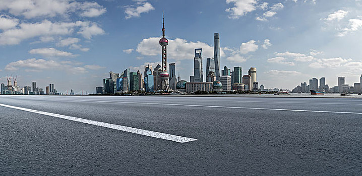 公路沥青路面和上海陆家嘴建筑群
