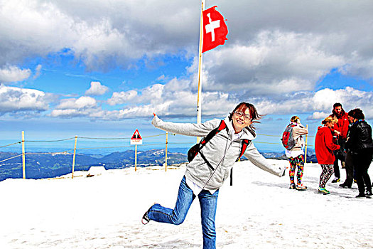 一个女人登上瑞士著名山峰少女峰