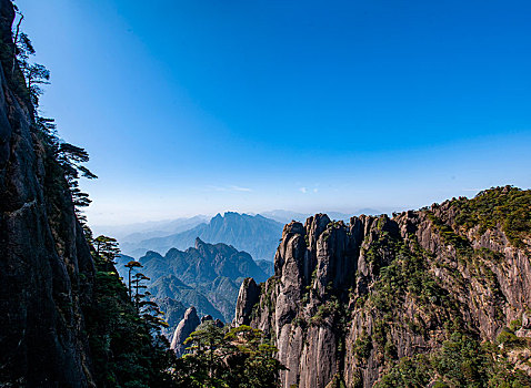 江西上饶三清山西海岸群山