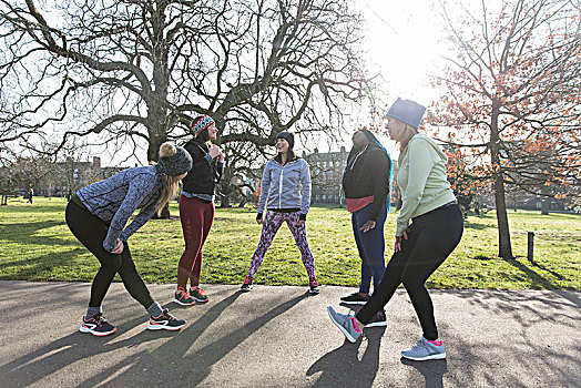 女性,跑步,伸展,交谈,晴朗,公园