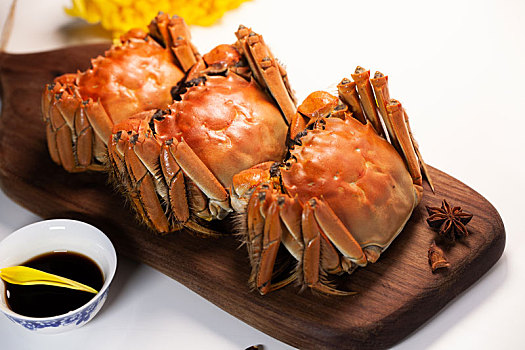 桌面上美味的大闸蟹