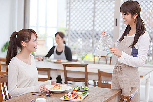 咖啡店工作的年輕女性