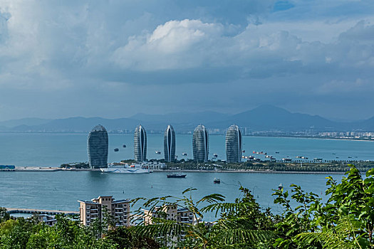 中国海南省三亚市海湾都市高楼建筑环境