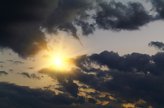 乌云背后的阳光图片