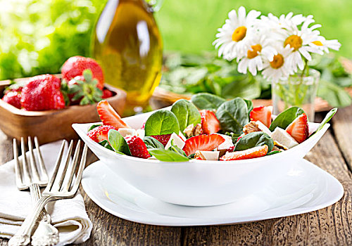 碗,草莓沙拉,木桌子