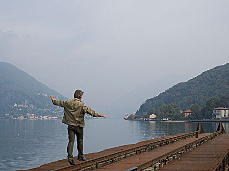 瑞士,提契诺河,卢加诺湖,男人,平衡性,轨道,靠近,湖,边缘