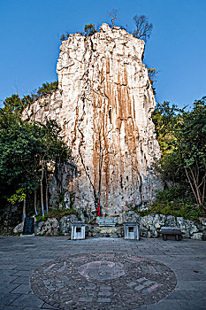 湖北夷陵长江三峡灯影峡里的中华第一神牌之称的岩石,石令牌
