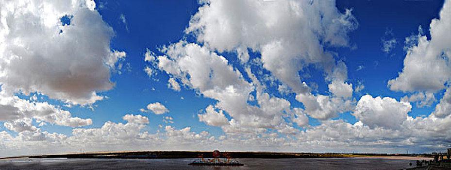 蓝天白云下的黄河湾全景图