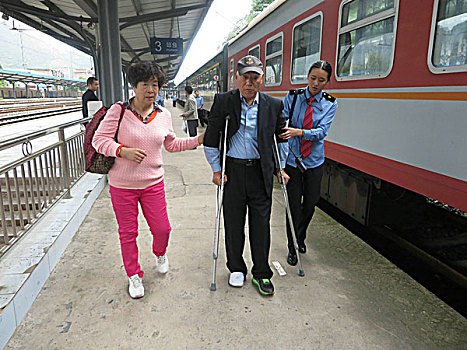 贵州镇远,为重点旅客排忧解难,图文