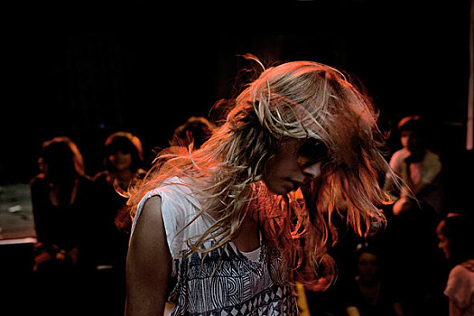 特写,向上,女孩,戴着,墨镜,跳舞,夜晚,金发,头发,色彩,红色,发光,伦敦,英国,2008年