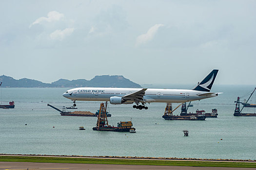 一架国泰航空的民航客机正降落在香港国际机场