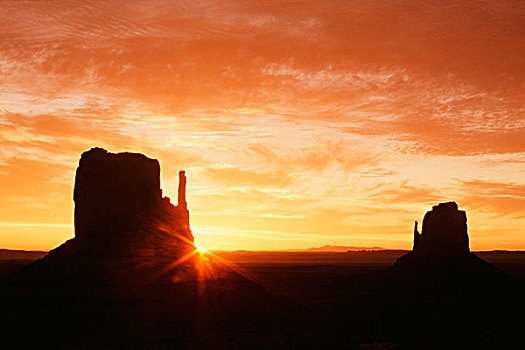 连指手套,日出,纪念碑谷纳瓦霍部落公园,亚利桑那,美国