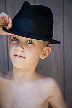 年轻,男孩,接触,边缘,费多拉帽,帽子