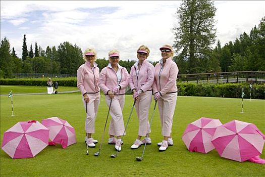 女人,粉色,乳腺癌,社会,高尔夫巡回赛,驼鹿,跑,高尔夫球场,阿拉斯加