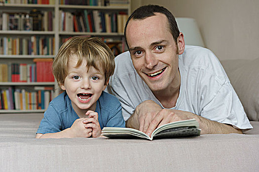 头像,微笑,父子,躺着,床,书本,在家