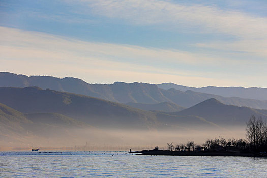 朦胧的泸沽湖湖面