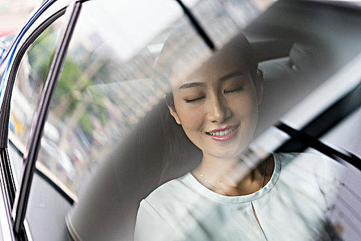 年輕商務女子坐在車里休息