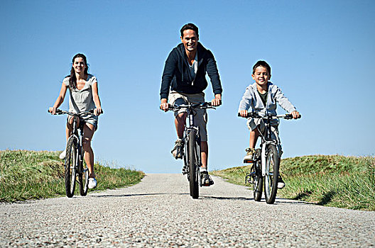 家庭,骑自行车,乡间小路