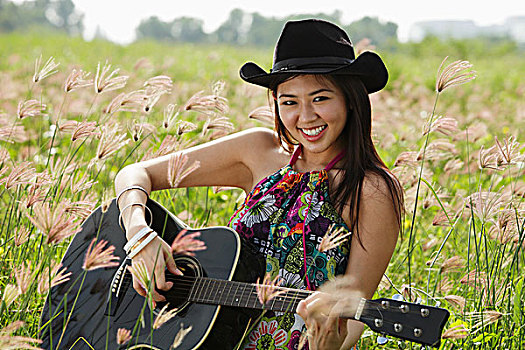 微笑,女人,弹吉他,草场