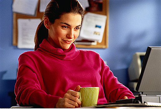 女人,拿着,咖啡杯,工作,笔记本电脑