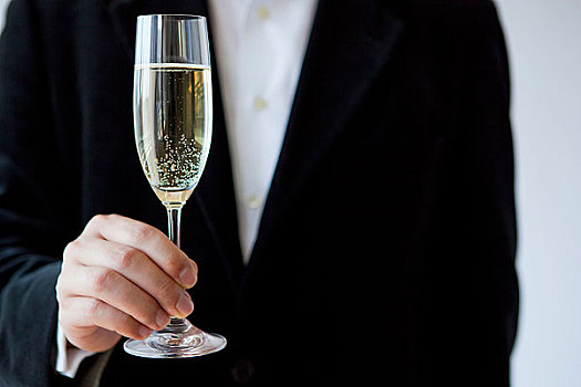握着香槟的年轻男人