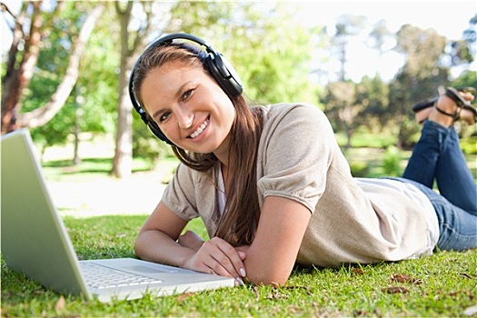 微笑,女人,耳机,笔记本电脑,躺着,草坪