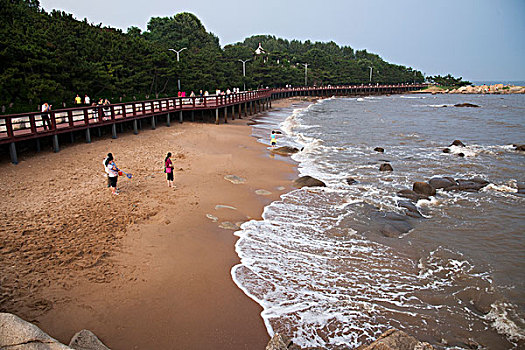 河北省秦皇岛北戴河海滨浴场沿海礁石与海浪