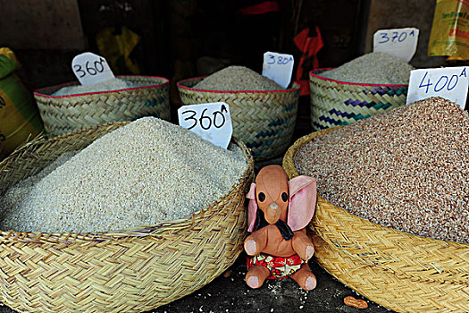 madagascar,ambositra,pink,elephant,next,to,rice,stall,in,market